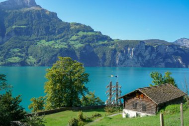 İsviçre, Lungerersee 'de Chalrutirank bakış açısıyla güzel bir dağ vadisi. Nehir mavi ve dağlar arka planda.