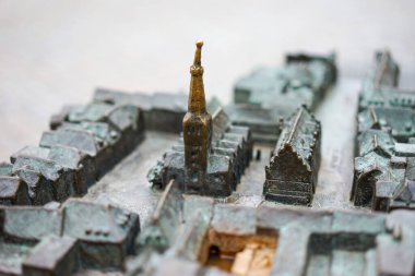 Almanya 'nın Hamelin şehrinin minyatür bir modeli, metalden yapılmış, ortasında bir kilise var..