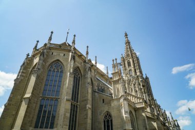 Alçak bir açıdan çekilmiş parlak bir Gotik kilisesi. Kilise İsviçre 'nin Bern şehrinde yer almaktadır. Gökyüzü mavi ve berrak.