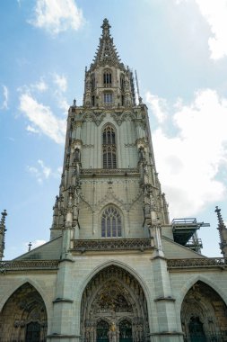 Alçak bir açıdan çekilmiş parlak bir Gotik kilisesi. Kilise İsviçre 'nin Bern şehrinde yer almaktadır. Gökyüzü mavi ve berrak.