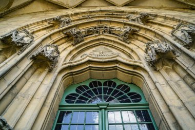 Binanın çeşitli Gotik desenlerle dekore edilmiş, İsviçre 'nin Bern şehrinin ortasında yeşil bir kapı var..