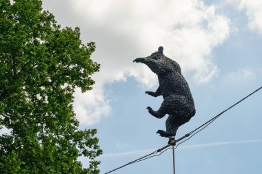 İsviçre 'nin Bern şehrinde kabloların üzerinde dans eden siyah bir ayının heykeli. Ayı bu şehrin bir sembolü..