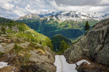 Tepelerinde kar ve kayalık bir uçurum olan bir Alpler dağı. Manzara nefes kesici ve huzur verici.
