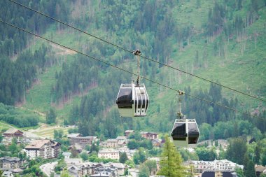 Fransa 'nın Chamonix şehrinde, Alpler' de iki teleferik kulübesi..