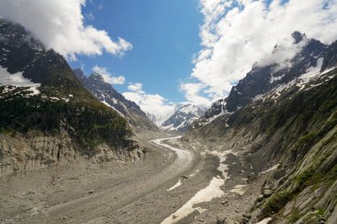 Montenvers buzulu Chamonix, Fransa 'da yer almaktadır. Hava açık ve gökyüzü mavi ve güneşli birkaç bulutla birlikte..