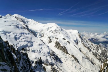 Fransız Alpleri 'ndeki Mont Blanc dağ sırası. Resim açık ve güneşli bir günde çekildi. Dağ beyaz kar ve mavi gökyüzü ile kaplı. Aiguille du midi dağından görüntü