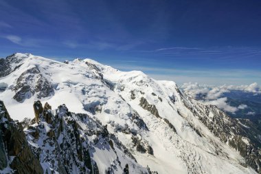 Alplerdeki Mont Blanc dağ sırasının manzarası. Chamonix, Fransa 'da. Fotoğraf Aiguille du Midi dağındaki bir köprüden çekildi. Hava açık..