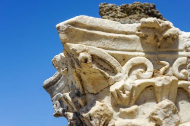 Kenar, Türk 'te antik çağlardan kalma oymalarla yapılmış antik bir taş parçası. Fotoğraf yakın plan çekilmiş..