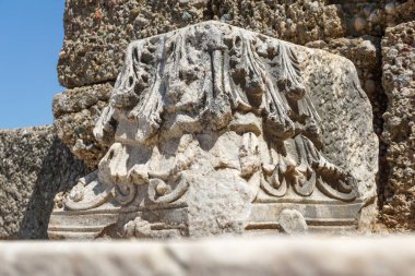 Kenar, Türk 'te antik çağlardan kalma oymalarla yapılmış antik bir taş parçası. Fotoğraf yakın plan çekilmiş..