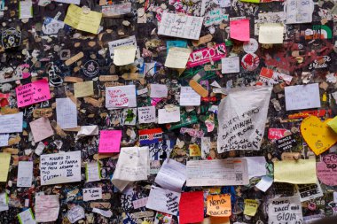 İtalya, Verona 'da dileklerle dolu bir duvar. Juliet 'in balkonunun yakınında..