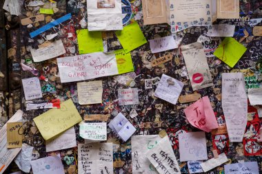 İtalya, Verona 'da dileklerle dolu bir duvar. Juliet 'in balkonunun yakınında..