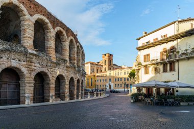 İtalya 'nın Verona kentindeki antik Arena Colosseum tiyatrosunun binası. Hava güzel, gökyüzü mavi, birkaç bulut görünüyor..