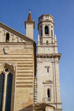 İtalya, Verona 'daki katedral kompleksi. Bina beyaz taştan yapılmıştır. Kule sağda görünüyor. Gökyüzü mavi ve parlak.