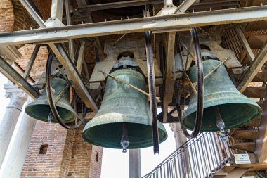 İtalya, Verona 'da bir kilise kulesinde üç büyük yeşil çan.