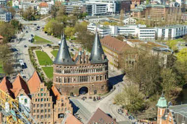 Almanya 'nın Lubeck şehrinde Holstentor binasının tepesinden panoramik bir manzara. Gökyüzü açık ve parlak.