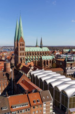 Almanya 'da büyük bir katedrali ve büyük beyaz kubbesi olan bir Lubeck şehri. Katedral birçok binalarla çevrilidir. Fotoğraf dikey biçimde çekildi..