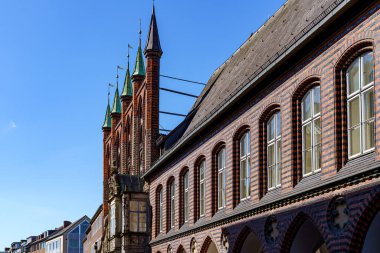 Lubeck, Almanya 'daki tarihi belediye binası. Binanın beş kulesi var.