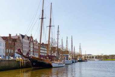 Lubeck Almanya 'sındaki rıhtıma bir sıra yelkenli yanaştı. Tekneler çeşitli boylarda ve renklerde, ve su sakin. Tekneler hareket etmediği için sükunet ve rahatlık kavramı..