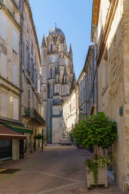 Saintes, Fransa 'daki Aziz Peter Kilisesi, yakınındaki dar bir sokaktan fotoğraflandı..