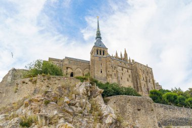 Fransa, Normandiya 'daki Mont Saint Michel Kalesi. Tepeden tırnağa fotoğraflanmış. Akşam erken saatlerde.