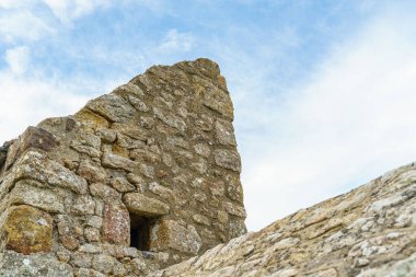 Fransa 'da Mont Saint Michel' in okyanusa bakan duvarına bir teleskop monte edilmiştir. Teleskop altın ve gümüş renginde..