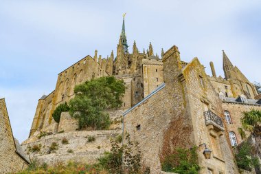 Fransa, Normandiya 'daki Mont Saint Michel Kalesi. Tepeden tırnağa fotoğraflanmış. Akşam erken saatlerde.