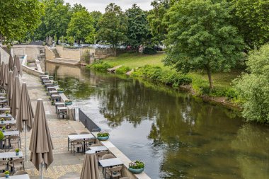 Hanover Almanya 'sında köprüsü ve ağaçları olan bir nehir. Su sakin, ağaçlar yeşil..