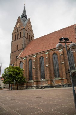 Hanover, Almanya 'da kırmızı tuğlalı bir Katolik kilisesi. Fotoğraf bulutlu bir günde aşağıdan çekildi..