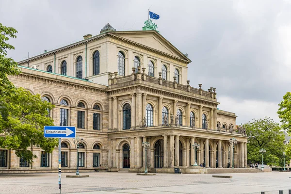 Almanya 'nın Hanover şehrinde beyaz kolonlara ve Avrupa bayrağına sahip eski bir bina..