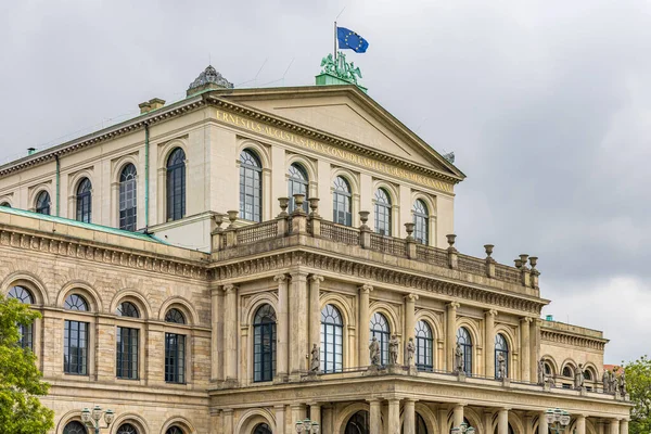 Almanya 'nın Hanover şehrinde beyaz kolonlara ve Avrupa bayrağına sahip eski bir bina..