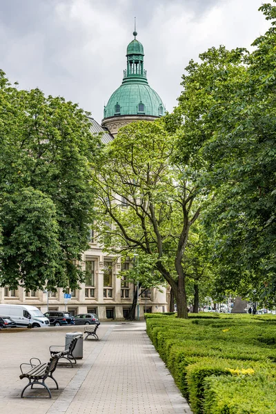 Binanın tepesinde büyük yeşil bir kubbe olan bir park. Hanover Almanya 'sındaki parkta banklar ve ağaçlar var..