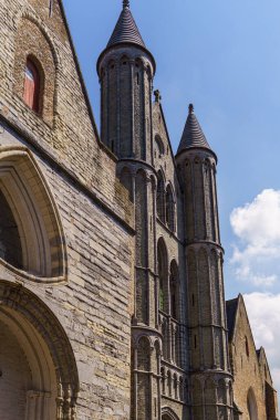 Bruges Belçika 'da büyük bir kemerli tuğla bina ve çan kulesi. Bina ağaçlarla çevrili ve o bir kilise. Binanın mimarisi çok eski.