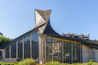 Rouen, Fransa 'daki Aziz Jeanne d Arc Katolik Kilisesi. Hava güneşli ve gökyüzü açık ve mavi..