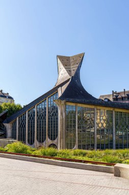 Rouen, Fransa 'daki Aziz Jeanne d Arc Katolik Kilisesi. Hava güneşli ve gökyüzü açık ve mavi..