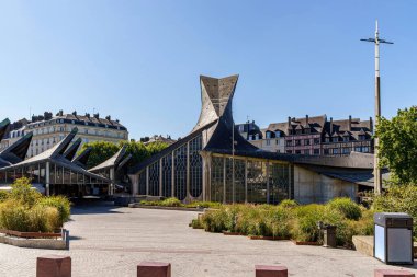 Rouen, Fransa 'daki Aziz Jeanne d Arc Katolik Kilisesi. Hava güneşli ve gökyüzü açık ve mavi..