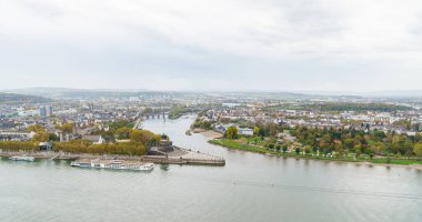 Koblenz, Almanya 'da iki nehrin birleşimi, Mosel ve Ren Nehri. Fotoğraf Ehrenbreitstein Kalesi 'nden çekildi. Alman üçgeni denen şey. Hava bulutlu ve bulutlu..