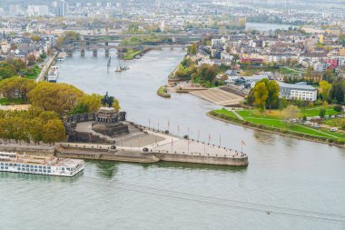 Koblenz, Almanya 'da iki nehrin birleşimi, Mosel ve Ren Nehri. Fotoğraf Ehrenbreitstein Kalesi 'nden çekildi. Alman üçgeni denen şey. Hava bulutlu ve bulutlu..