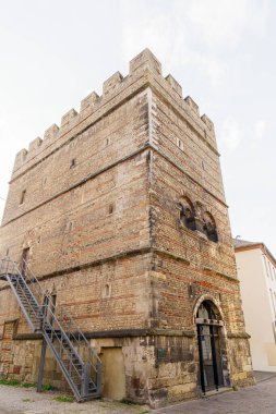 Trier Almanya 'sında merdiveni olan uzun bir tuğla bina. Bina eski ve bir tarih anlayışı var..