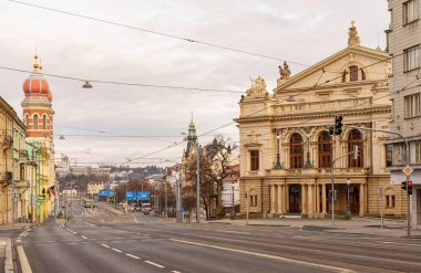 Pilsen Çek Cumhuriyeti 'nin arka planında büyük bir binanın olduğu bir sokak sahnesi. Sokaklar boş ve gökyüzü bulutlu..