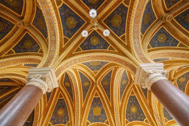 Tavanın iç dekorasyonu, Çek Cumhuriyeti 'nin Pilsen kentindeki sinagog binasında desenler içeriyor..