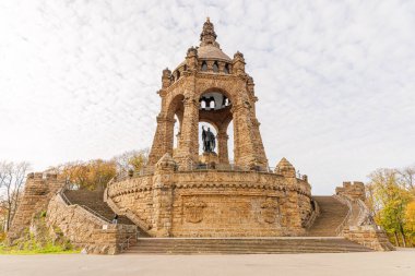 İmparator William Anıtı Almanya 'nın Porta Westfalica şehrinde çekilmiştir. Fotoğraf sonbahar akşamında çekilmiştir. Gökyüzü bulutludur..