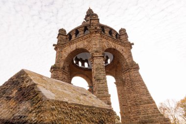 İmparator William Anıtı Almanya 'nın Porta Westfalica şehrinde çekilmiştir. Fotoğraf sonbahar akşamında çekilmiştir. Gökyüzü bulutludur..
