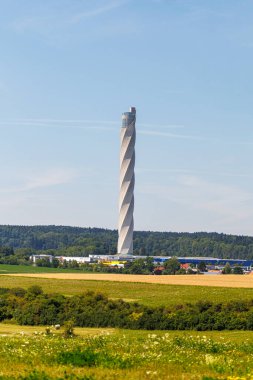 Almanya 'nın Rottweil şehrinde tatbikat şeklinde bir test platformu. Önümüzde yeşil bir tarla ve arkamızda mavi bir gökyüzü var. Hava açık ve güneşli..