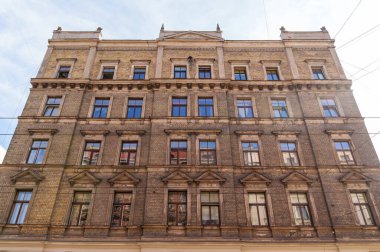 Riga Letonya 'da birçok penceresi ve balkonu olan büyük bir tuğla bina. Bina eski ve çok karakterli..