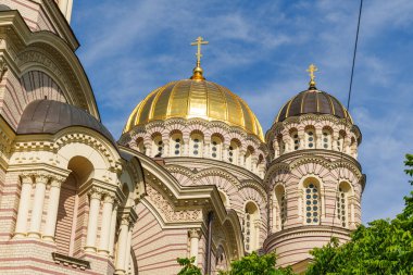 Riga, Letonya 'da mavi gökyüzüne karşı altın kubbeleri olan Ortodoks Kilisesi' nin bir parçası..