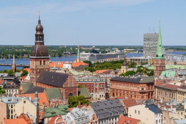 Riga, Letonya 'daki bir panorama St. Peter Katedrali' nin üstünden çekilmiş. Kubbe Katedrali, Dune Nehri ve bir yolcu gemisi görülebilir durumda..