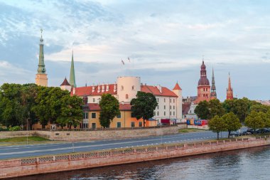 Riga Sarayı binası ve Letonya 'nın Riga şehrindeki Kubbe Kilisesi. Nehir tepesi görünüyor. Fotoğraf akşam çekilmiş..