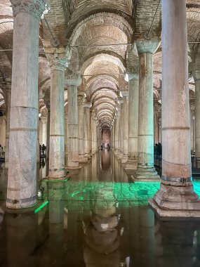 İstanbul 'daki Bazilika Sarnıçındaki antik aydınlık mermer sütunların uzun sıralarına bakış açısı.