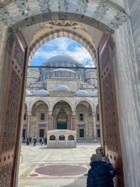 Sleymaniye Camii avlusu ve kubbeleri görkemli manzarası.