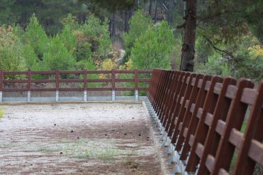 Kırmızı ahşap çit. Ahır, çiftlik, at çayırı, çiftlik, yüksek kaliteli fotoğraf.